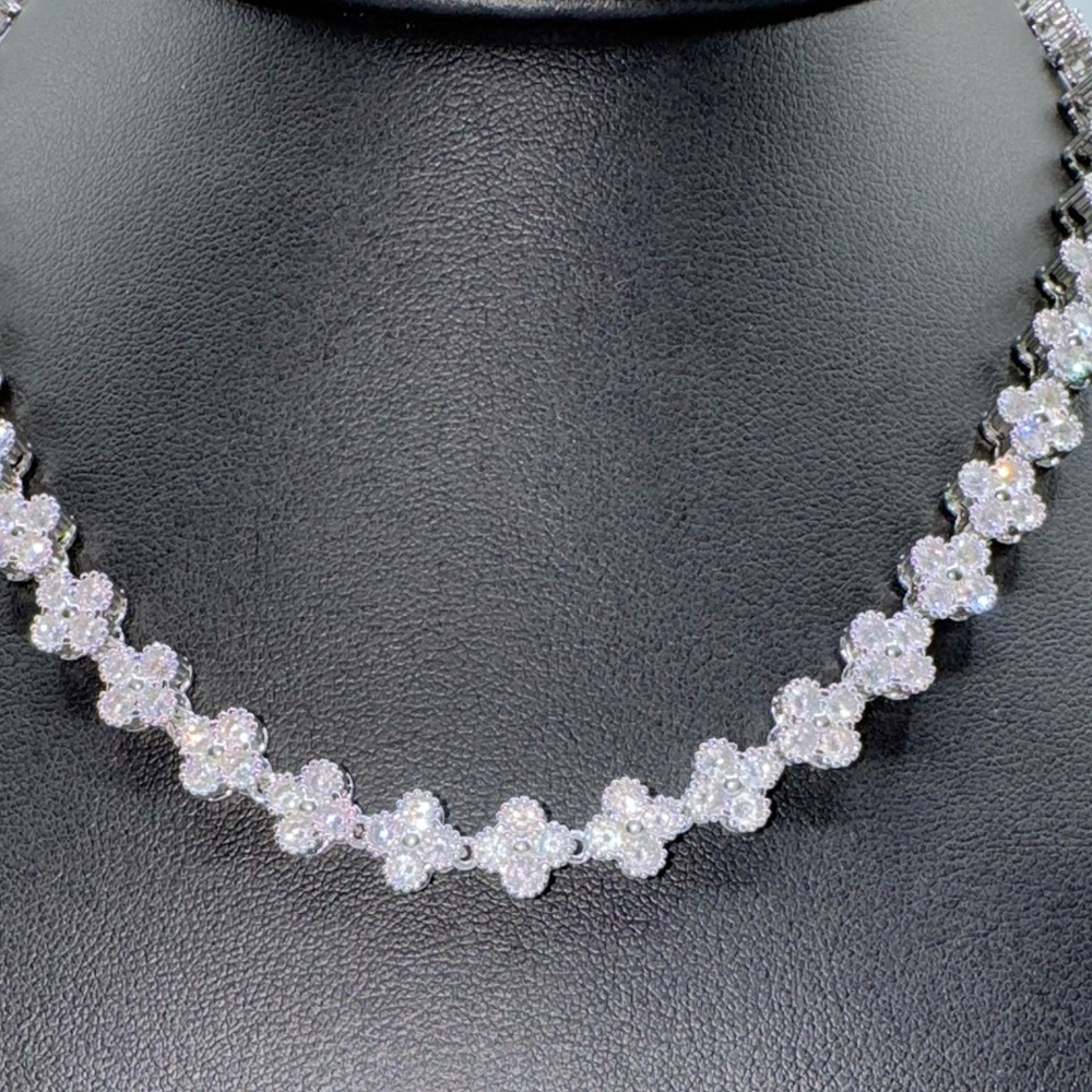 Clover Necklace - Picture 3 of 9